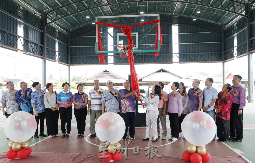 (吉粦华小-A+B文)吉粦华小篮球场+资料中心开幕启用/4图