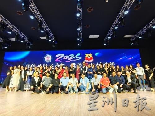 东：明加叻中正华小百年校庆晚宴筹获76万6868