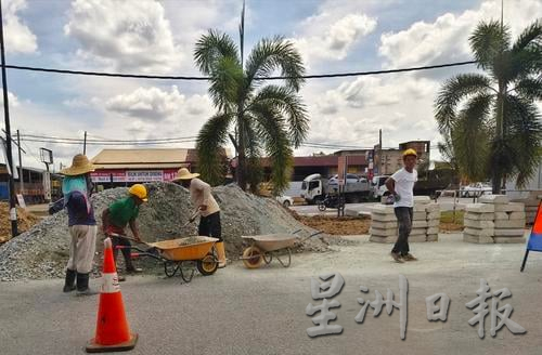 东：直凉商业中心销售亭区前面空地 提升为泥地供水及排水