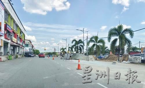 东：直凉商业中心销售亭区前面空地 提升为泥地供水及排水