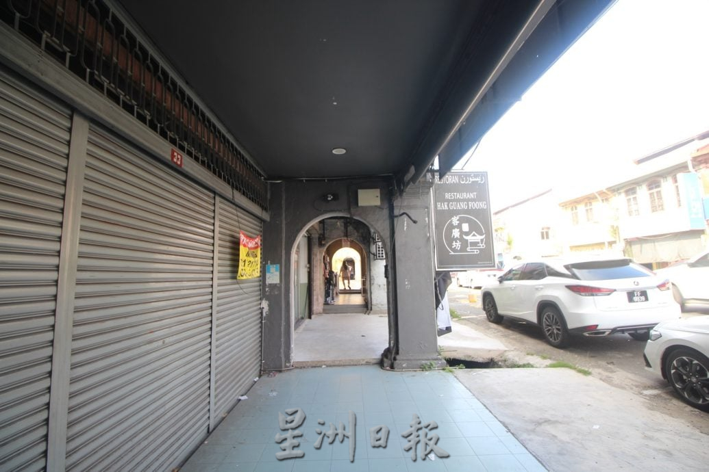 经济不景、停车位严缺及新商业区冲击,劳勿大街及后街15老店丢空