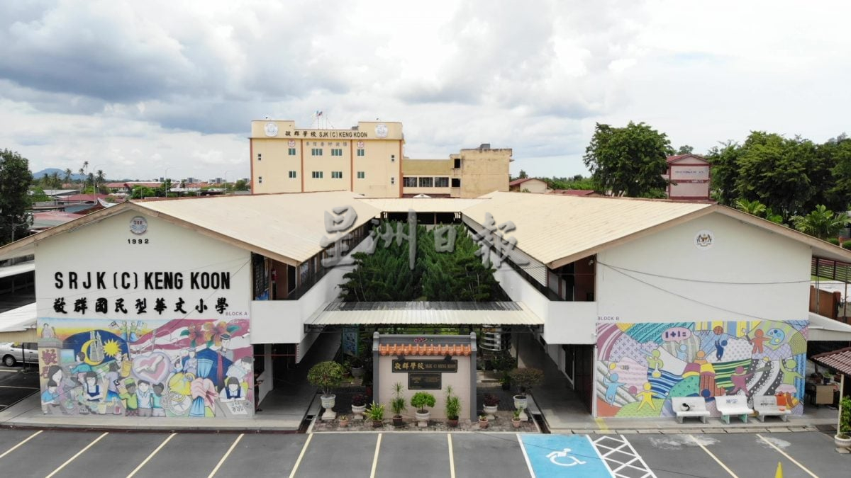 敬群小学朝向科技数码化,图书馆及创客室设备不断强化。