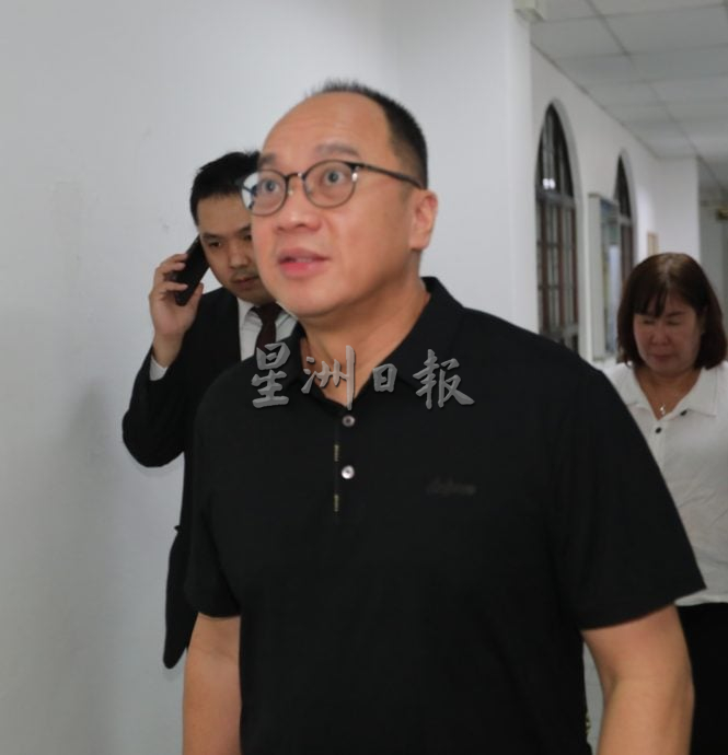 已签发 柔:涉骗4外籍人15.5万,公司董事被控不认罪