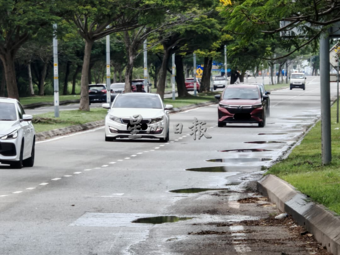 雨后甲市区出现数以百计“小水潭”,影响车辆通行及甲形象