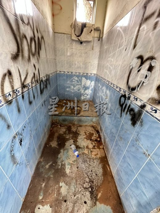 (古城第3版主文)露天5人球场年久失修 厕所沦为偷情将被铲除
