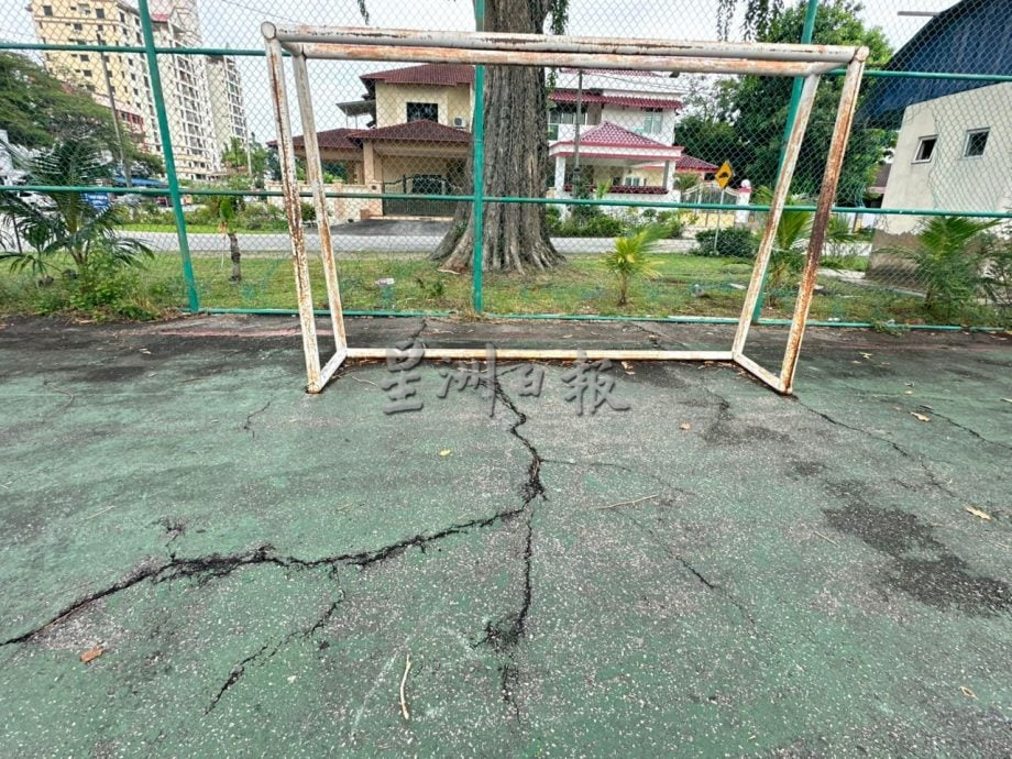 (古城第3版主文)露天5人球场年久失修 厕所沦为偷情将被铲除