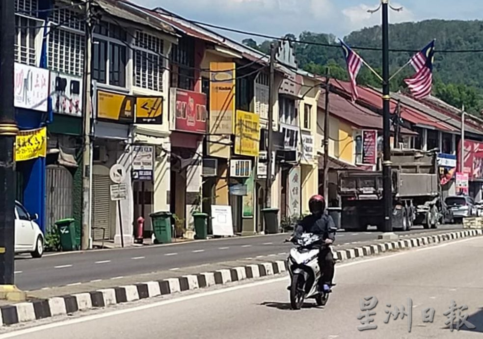 ***夜报封面副文/已签发／居林市议会鼓励自愿性悬挂国旗，市议会主席促民众若发现错误挂国旗应该善意提醒