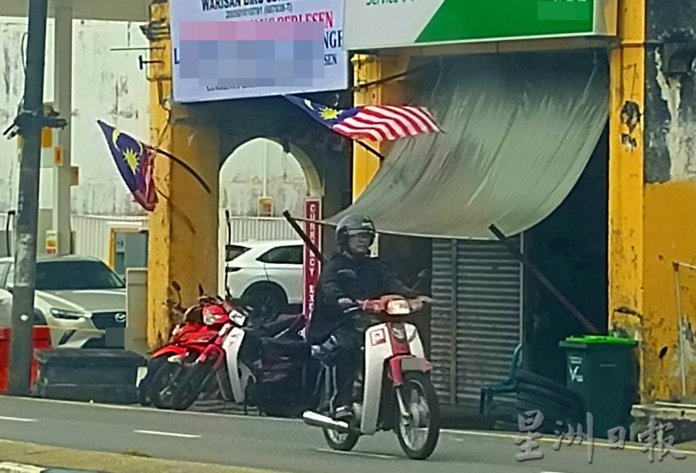 ***夜报封面副文/已签发／居林市议会鼓励自愿性悬挂国旗，市议会主席促民众若发现错误挂国旗应该善意提醒