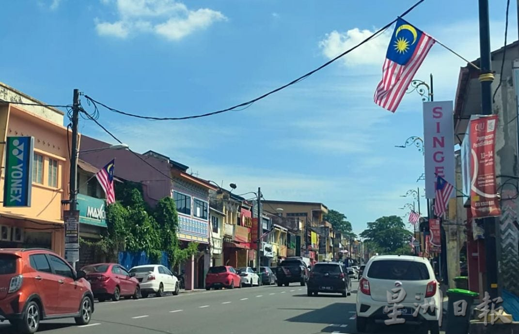 ***夜报封面副文/已签发／居林市议会鼓励自愿性悬挂国旗，市议会主席促民众若发现错误挂国旗应该善意提醒