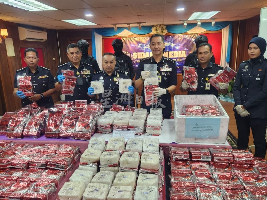 警方设立路障意外有斩获,起获总值高达630万令吉的冰毒。