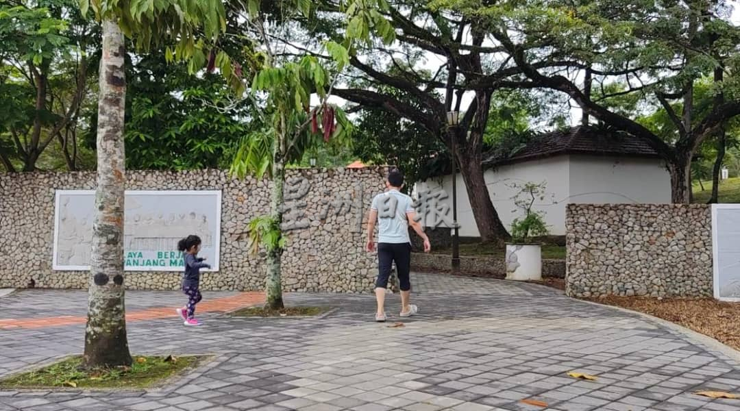 已签发 柔:封面:新山独立公园水獭成群袭人 至少3晨运者被咬伤,长者促捕移与建围篱防患