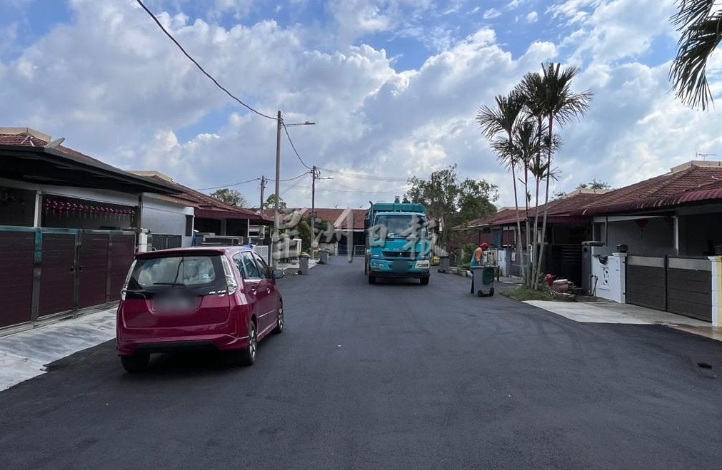 （古城第六版主文）万佳市30路获提升，解决路面高低不平，雨水涌入居民住家问题