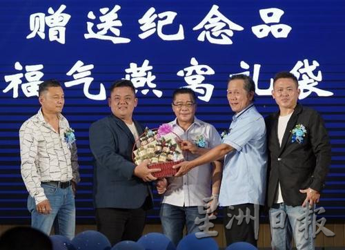 东：明光工商俱乐部18周年纪念暨筹募活动基金晚宴 捐5000作公益