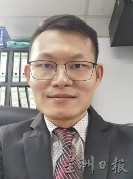 东：百乐镇张挂彩灯添气氛