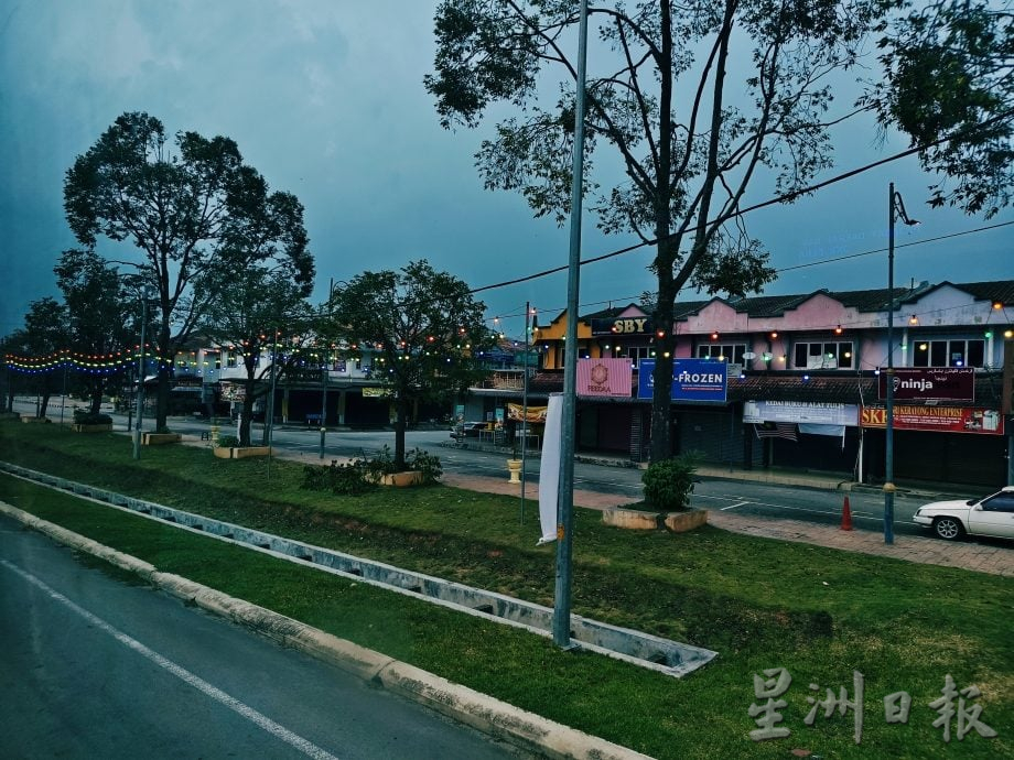 东：百乐镇张挂彩灯添气氛