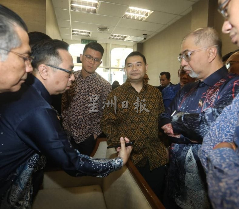  拉菲兹儿子遇袭|视频|儿子遇袭后首公开现身 拉菲兹潸然泪下：妻子接恐吓信息 