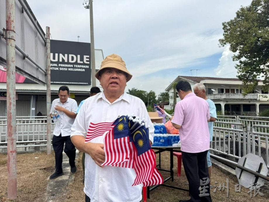 （全国版）赖国平到场派国旗