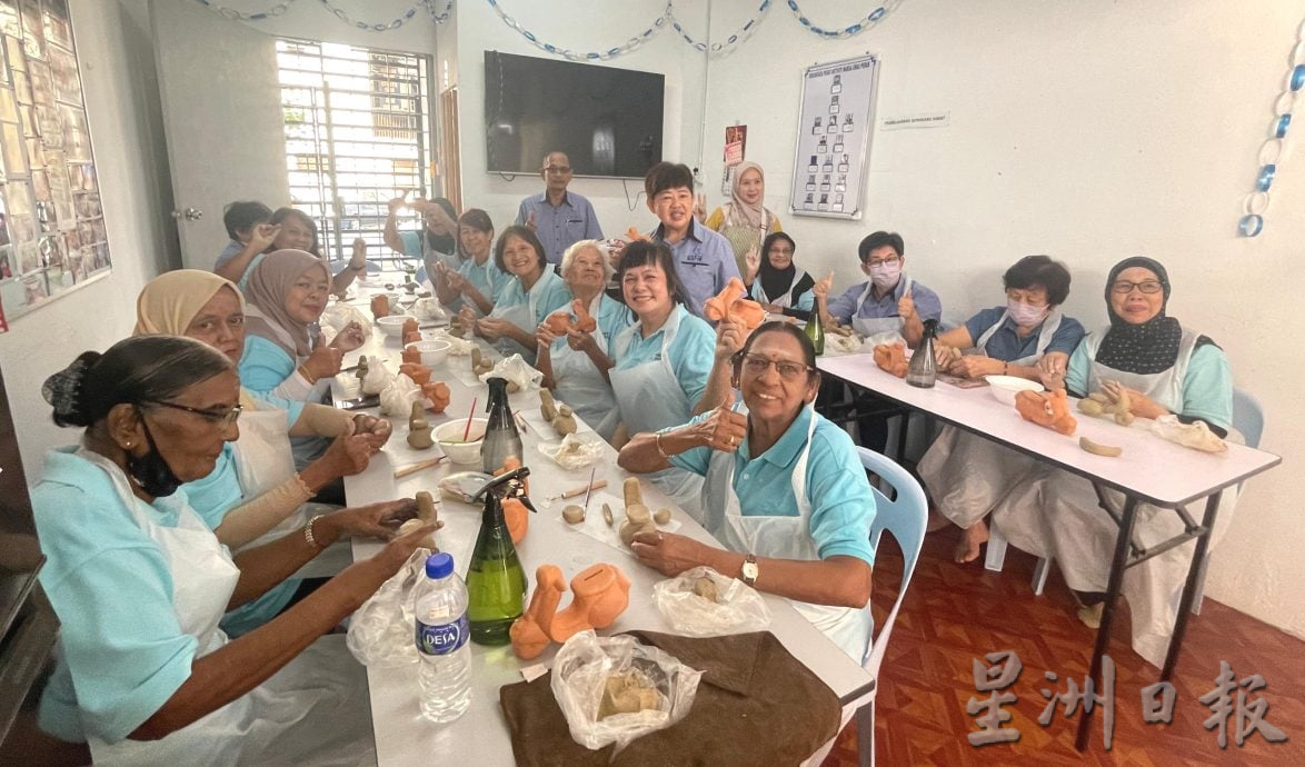 80名长者玩转陶艺    捏出欢笑与创意 