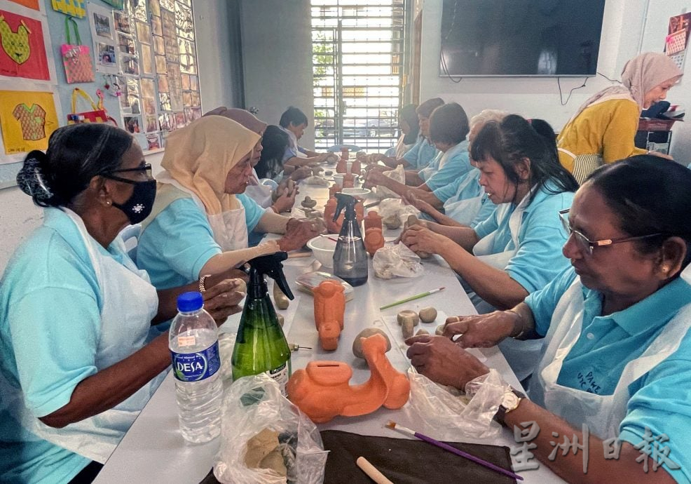 80名长者玩转陶艺    捏出欢笑与创意 