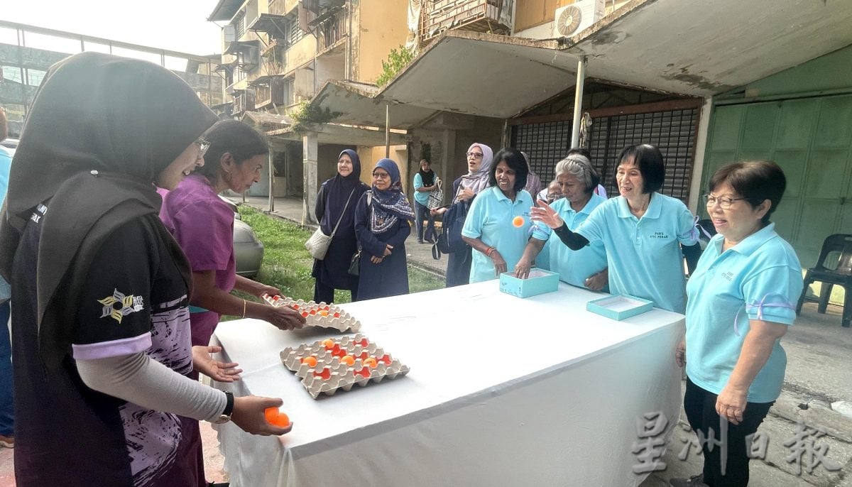 80名长者玩转陶艺    捏出欢笑与创意 