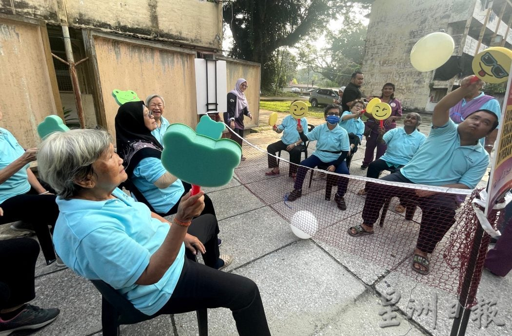 80名长者玩转陶艺    捏出欢笑与创意 