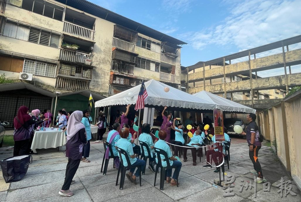 80名长者玩转陶艺    捏出欢笑与创意 