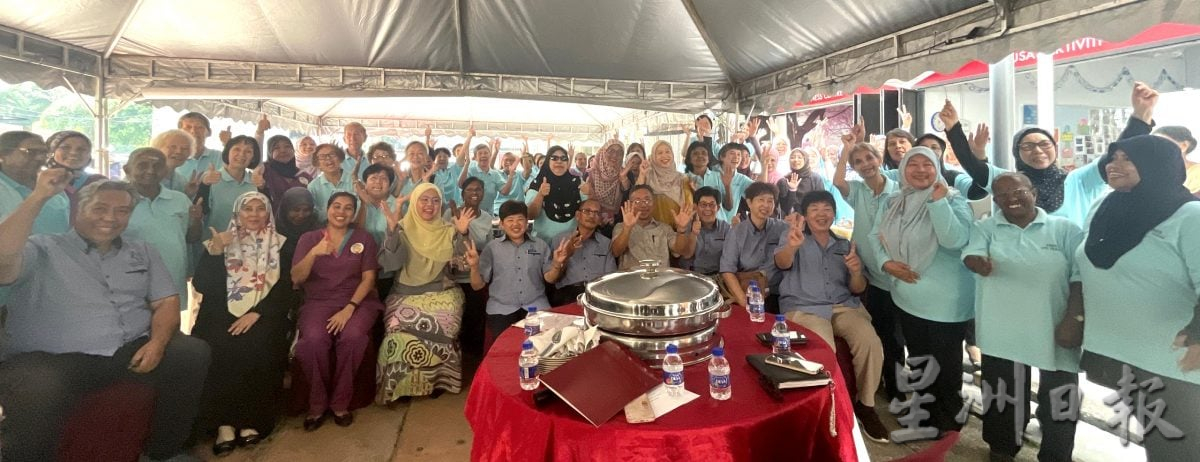 80名长者玩转陶艺    捏出欢笑与创意 