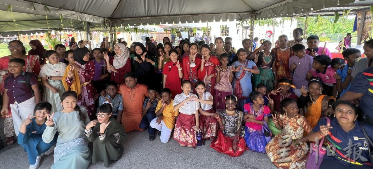 (古城封面主文)甲首办跨源流昌明大马嘉年华·700各族学生同台展演