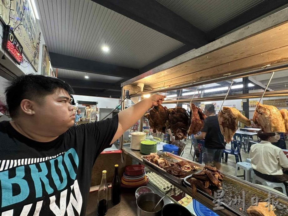 花城小食光:守住海南鸡饭味道,25岁孙子接棒外公的45年老字号