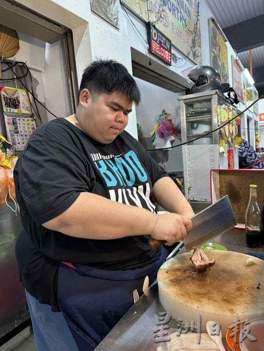 花城小食光:守住海南鸡饭味道,25岁孙子接棒外公的45年老字号