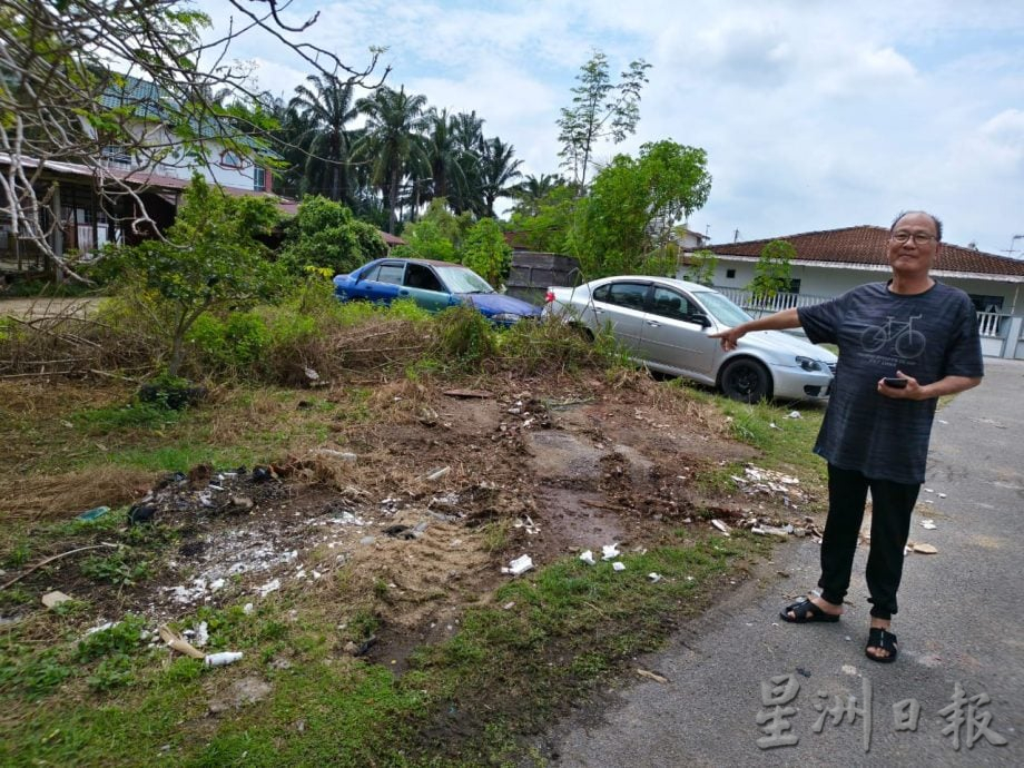 东:花园区空地遭乱丢垃圾居民备受困扰
