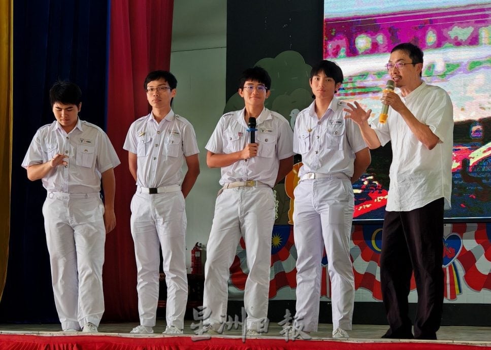 华巫印曾不分你我抗战   何朝东：勿放大国旗事件