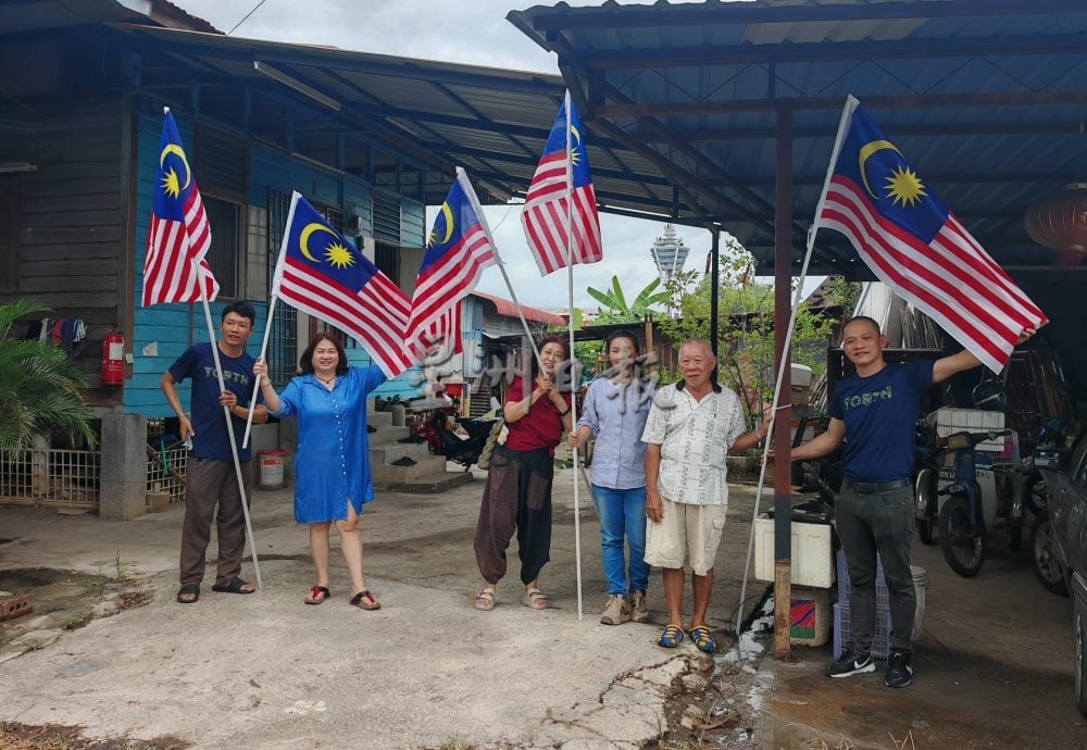 (大北马)马青亚罗士打区团走入太子路过港,为居民悬挂国旗。