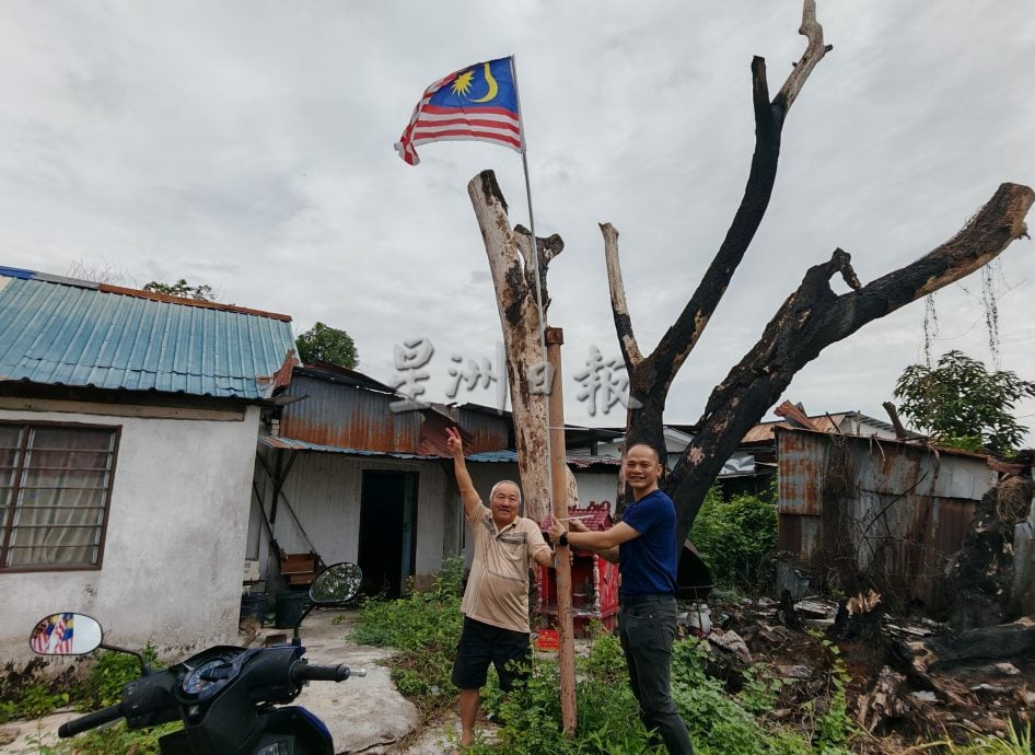 (大北马)马青亚罗士打区团走入太子路过港,为居民悬挂国旗。