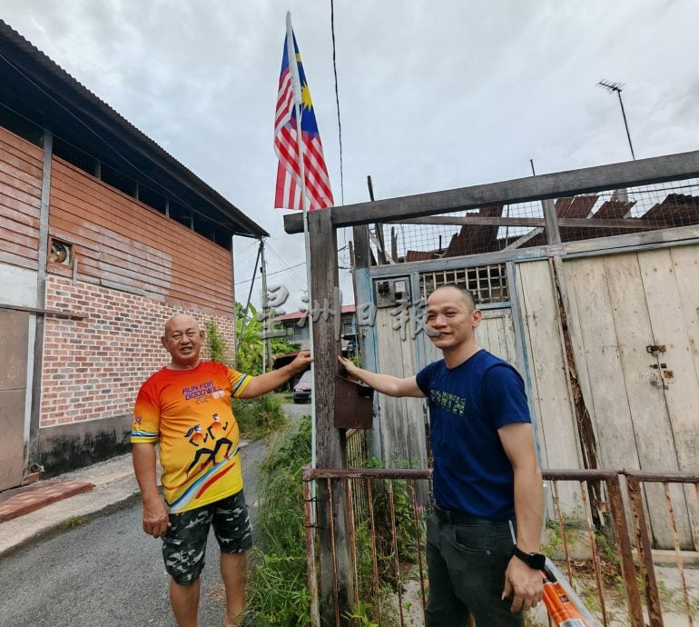 (大北马)马青亚罗士打区团走入太子路过港,为居民悬挂国旗。