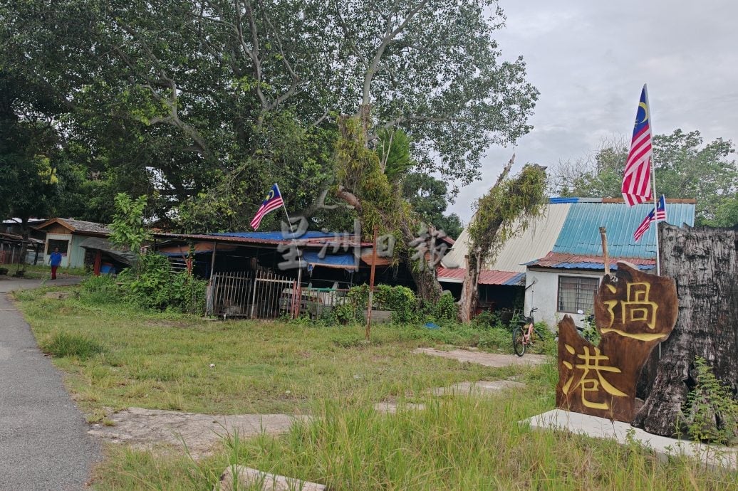 (大北马)马青亚罗士打区团走入太子路过港,为居民悬挂国旗。