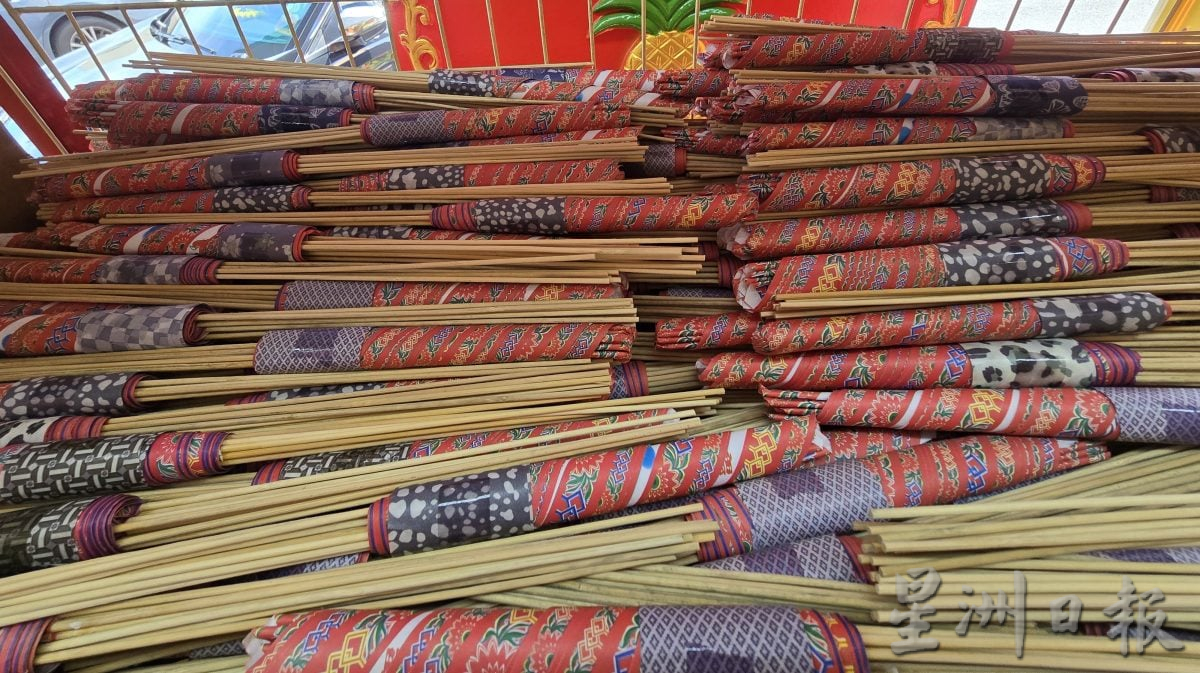 （古城封面主文）中元节香纸蜡烛跌价 市场却慢热