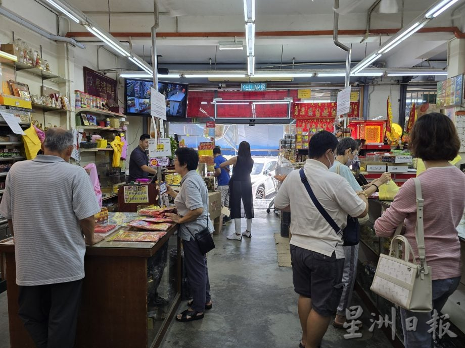 （古城封面主文）中元节香纸蜡烛跌价 市场却慢热