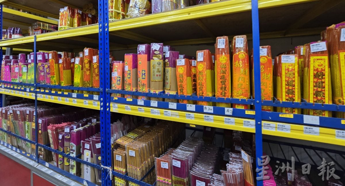 （古城封面主文）中元节香纸蜡烛跌价 市场却慢热