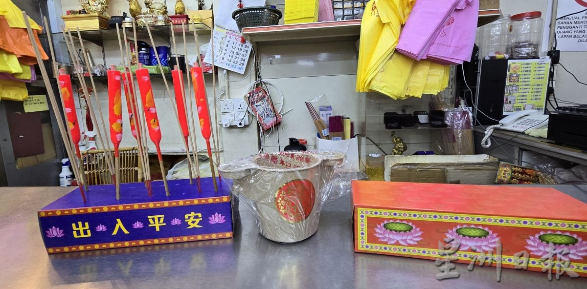 （古城封面主文）中元节香纸蜡烛跌价 市场却慢热