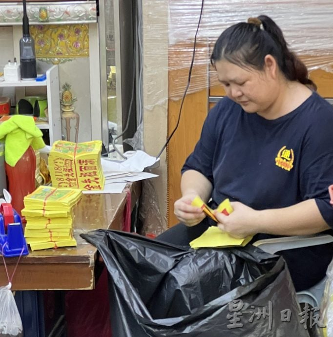 （配合古城封面副文）金纸降价10%·中元节祭品价格稳定