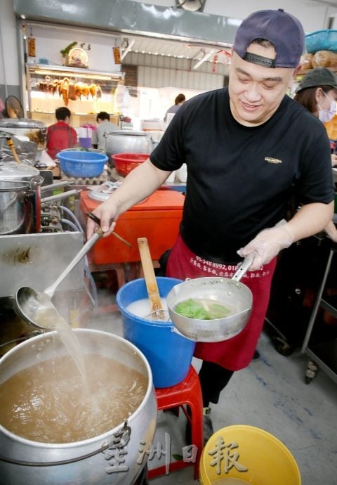 【人气美食】／古早风味创新巧思交融 “盈板面”暖胃又饱腹