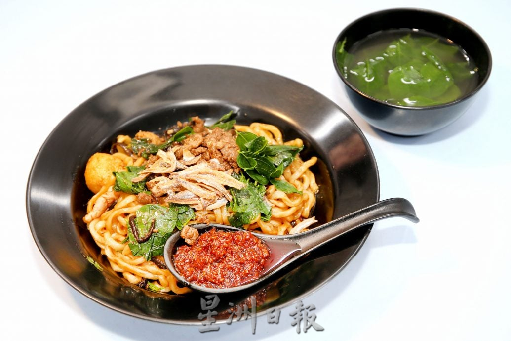 【人气美食】／古早风味创新巧思交融 “盈板面”暖胃又饱腹