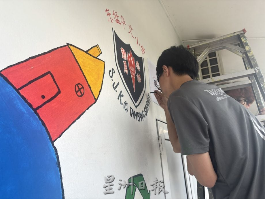 拉曼下乡服务团   东猛华小义务画壁画