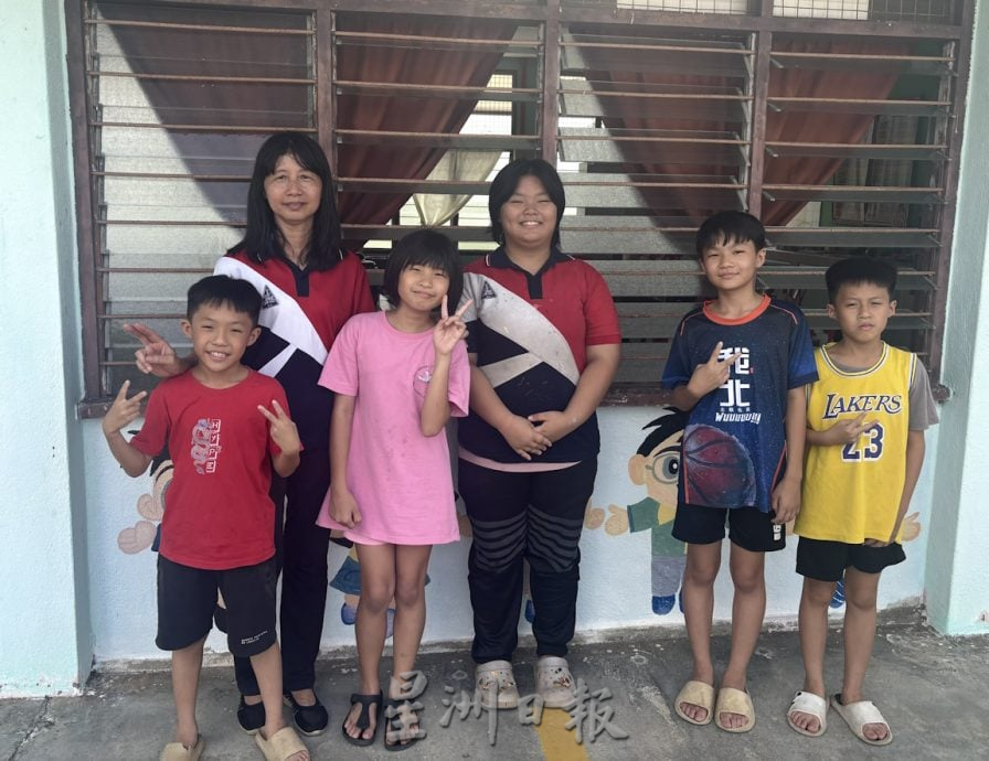 拉曼下乡服务团   东猛华小义务画壁画