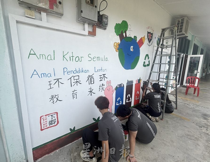 拉曼下乡服务团   东猛华小义务画壁画