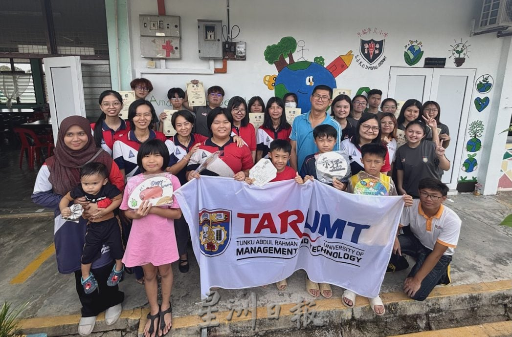 拉曼下乡服务团   东猛华小义务画壁画