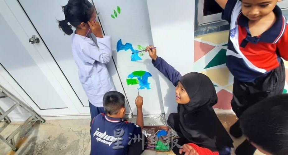 拉曼下乡服务团   东猛华小义务画壁画