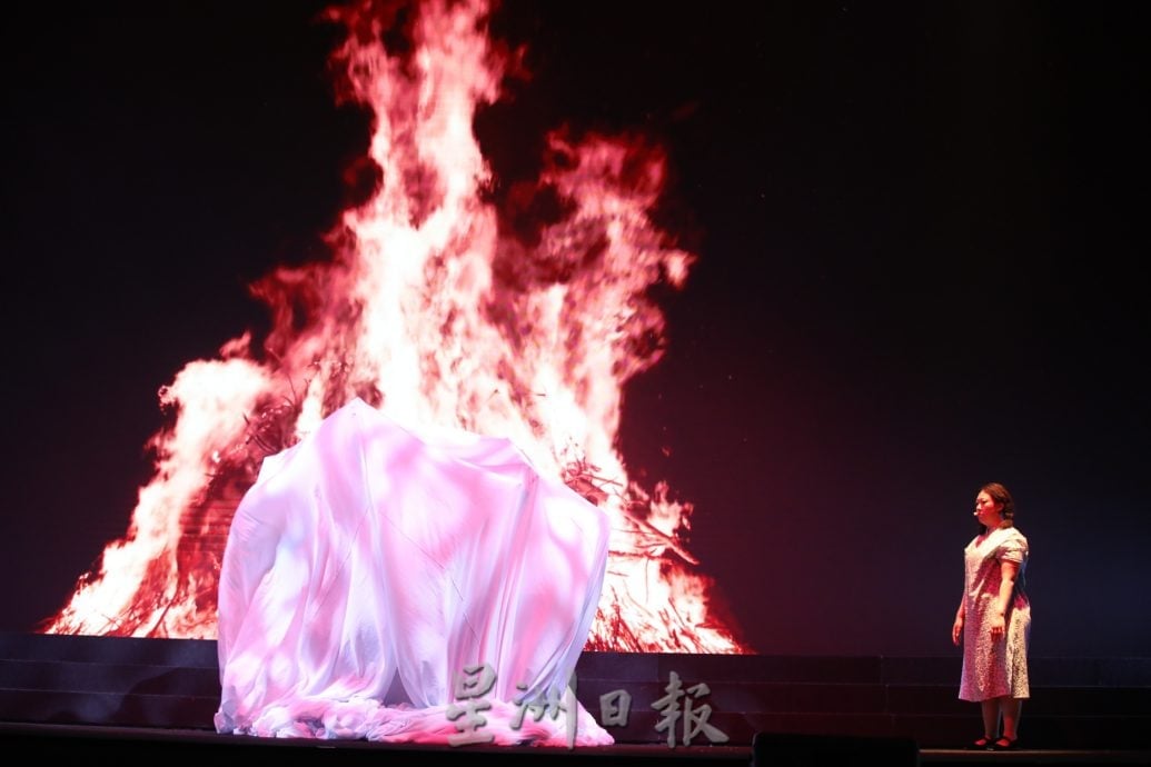 南侨机工抗战史搬上舞台 《日据烽火》牵动人心