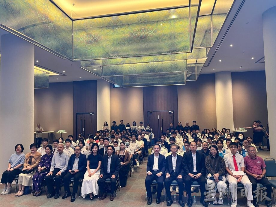 mea大都会/（主文）隆雪中总颁教育基金 颁发总额21万8千400令吉予中学和大专助学金